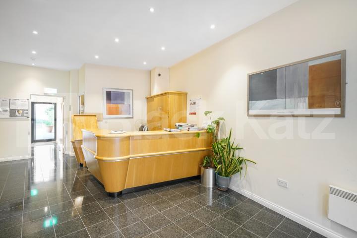 Superbly located penthouse, Inclusive of water rates & Parking Longstone Court Great Dover Steet, London Bridge